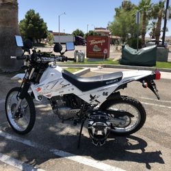 Suzuki DR 200