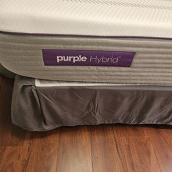 Bedroom Set With Glass Lamps And Free Mattress 