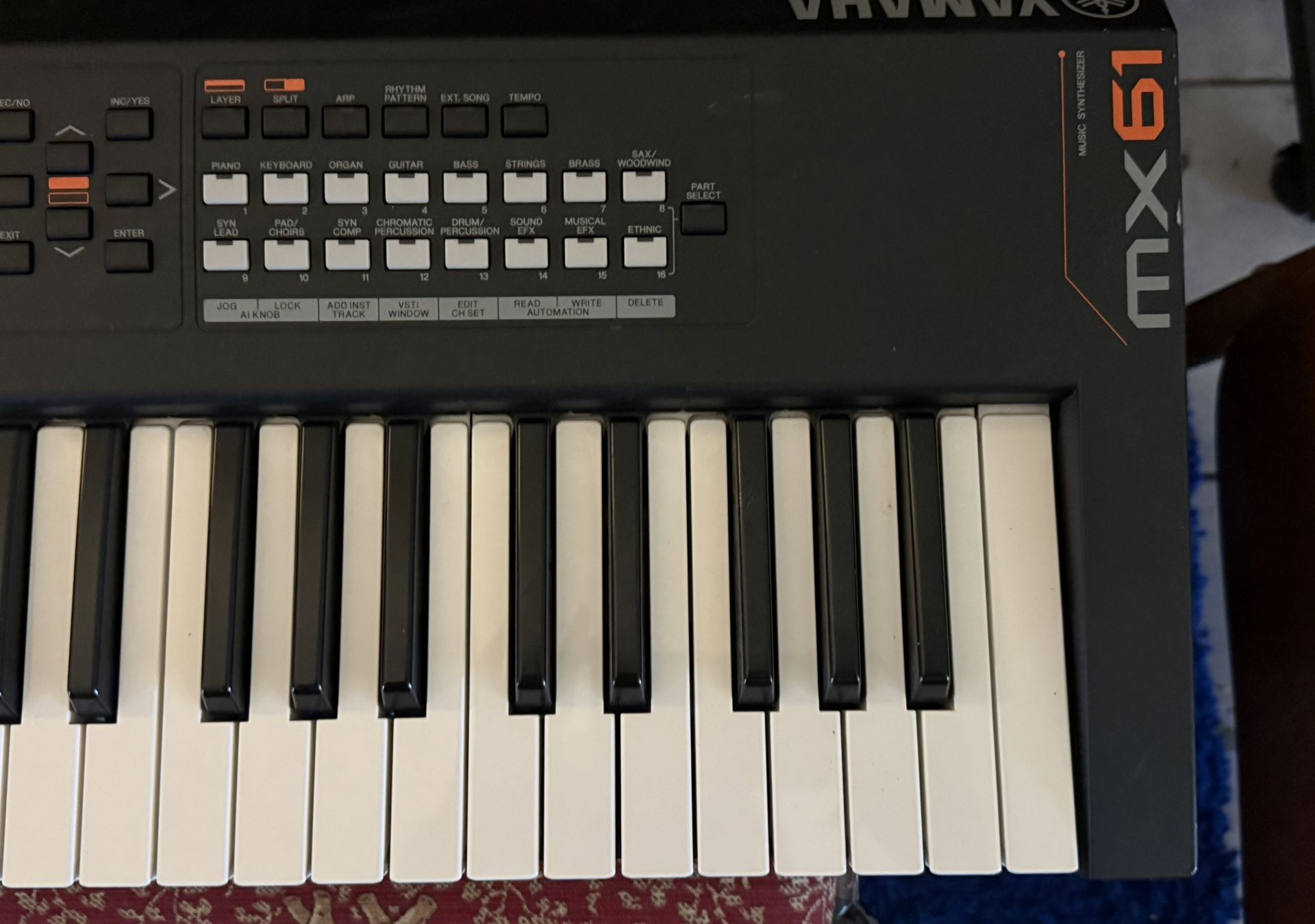 YAMAHA MX61 Keyboard Synthesizer