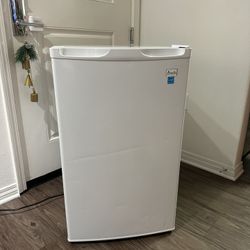 Avanti RM4406W Mini Fridge New 