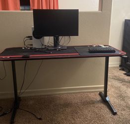 Gaming desk In great condition