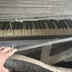 Piano Muy Antiguo  Tal Vez 30 Años 