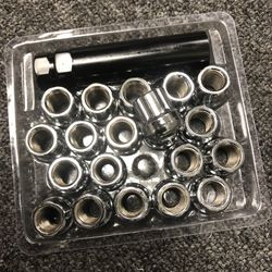 Chrome lug nuts with locking key