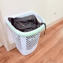 laundary bag with handle and roller