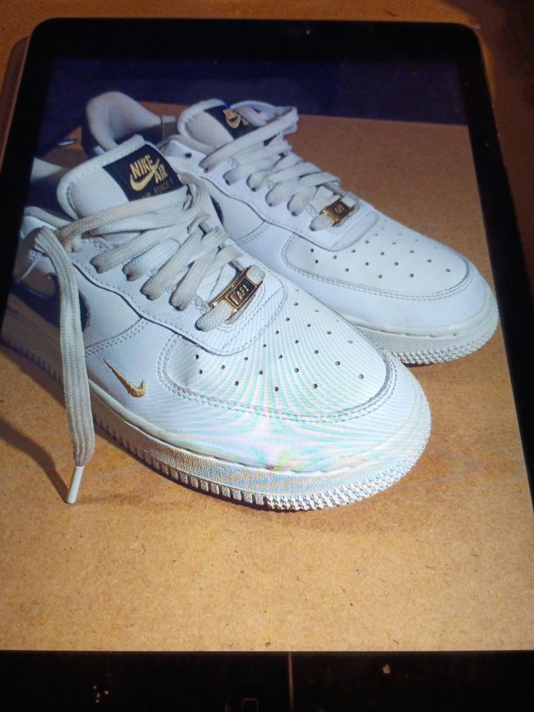 NIKE AIR FORCE 1 BLACK AND GOLD CLASSIC LOW TOPS SIZE 7