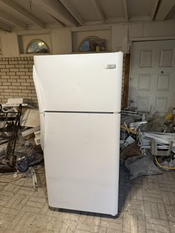 ❤️HAS ICEMAKER.🇺🇸EXCELLENT RUNNING WHITE 18 CU.FT. FRIDGE.😍WILL DELIVER FOR FEE.😻RUNS QUIETLY JUST LIKE BRAND NEW ONES RUN🎉HAS EVERYTHING IN IT N