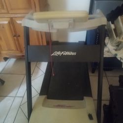 5500 HR LIFE FITNESS TREADMILL 