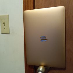 Laptop MACKENTOUCH Or MACBOOK