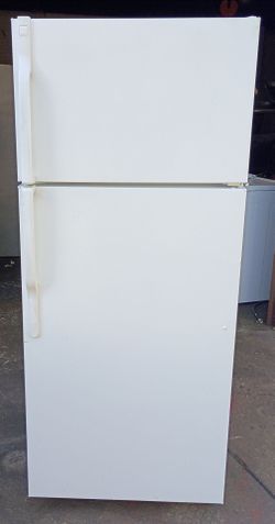 Very Clean! White G.E. Freezer-On-Top Refrigerator!