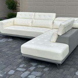 WHITE SECTIONAL COUCH WITH ADJUSTABLE HEADREST - GREAT CONDITION - DELIVERY AVAILABLE 🚚