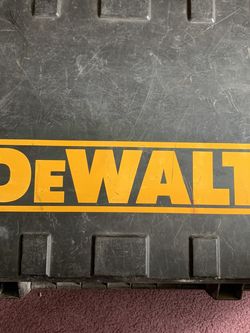 De Walt 18 volt drill motor with case and charger.