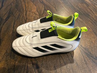 Soccer Cleats Size 5