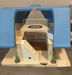 Vintage Little Tykes House