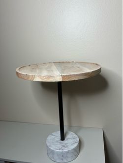 Modern minimalist round pedestal / accent / drink table