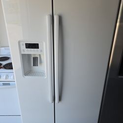 GE SIDE BY SIDE FRIDGE