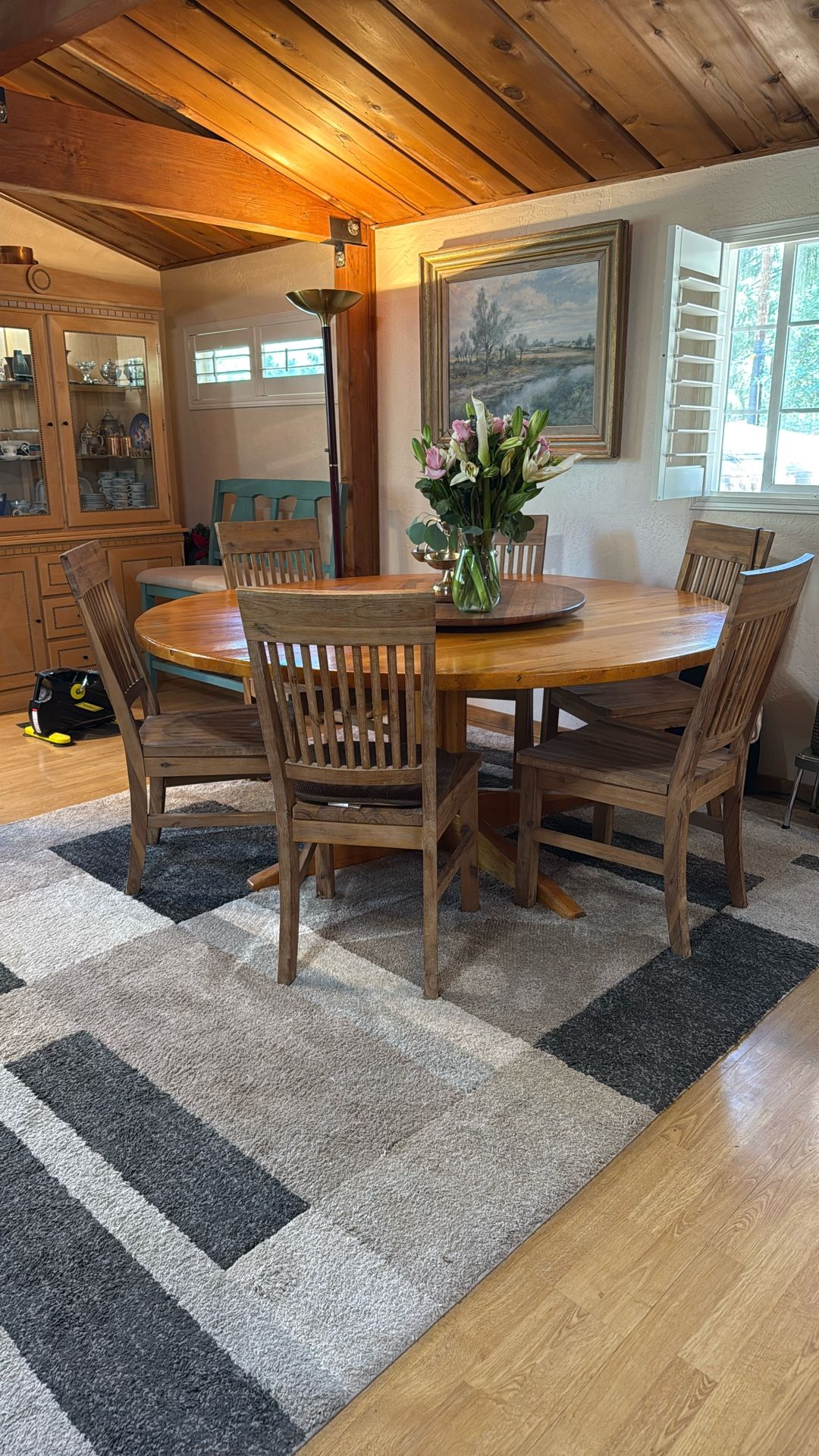 Dinning table sits 6