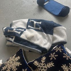 4 Piece Bundle 2 Small Pillows 1 Throw Blanket 1 bottle holder