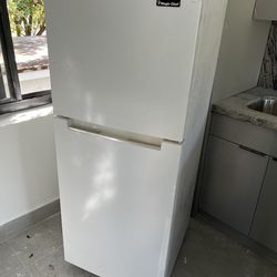 Magic Chef 10.1 cu. ft. Fridge – Perfect for Studios/Offices