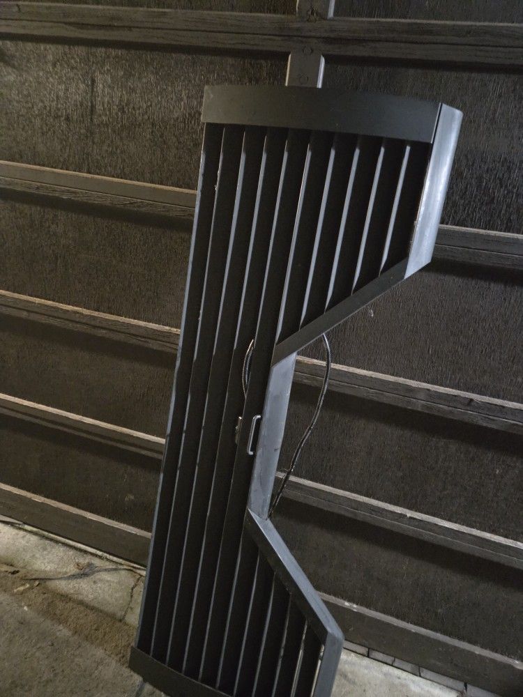 Stromberg Carlson Louvered r v tailgate with camera