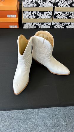 Woman’s ankled cowboy boots