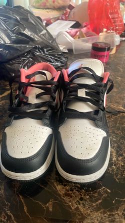 Pink &black  dunks size 6