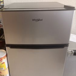 Mini Fridge Like NEW