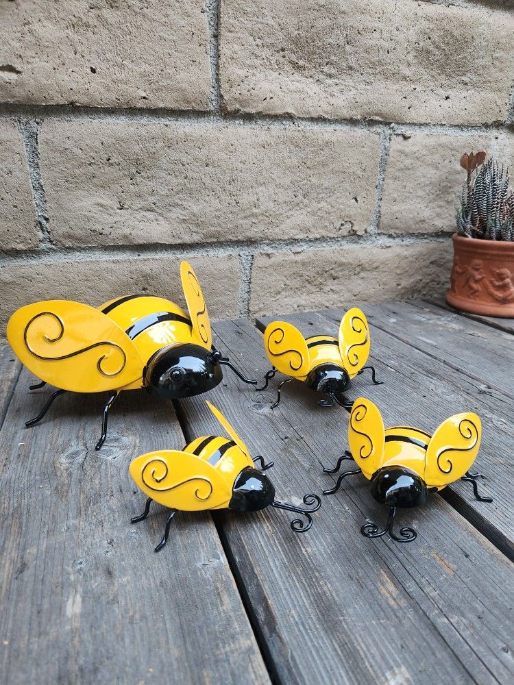 Set of 4, Metal Bumble Bee Yard Art ** MINOR BLEMISH **