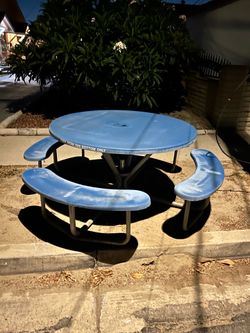 Round picnic table