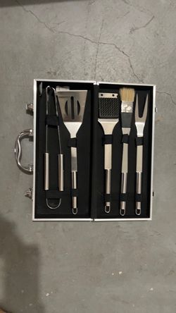 Grill set with the alumni carrier
