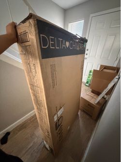 Delta crib w changer