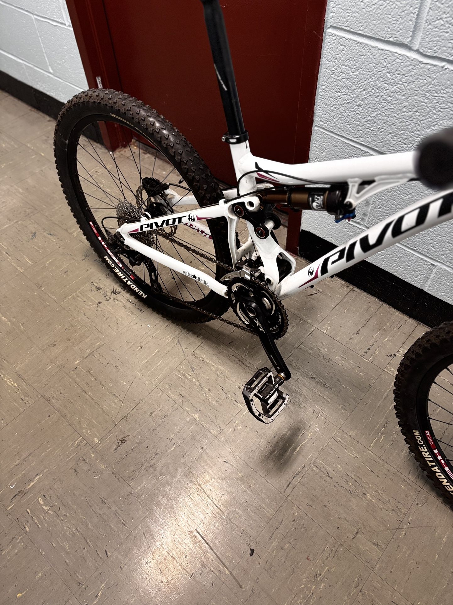 2016 Barely Used Amazing Condition mountain Euro Mountain Bike Pivot Mach 5.7