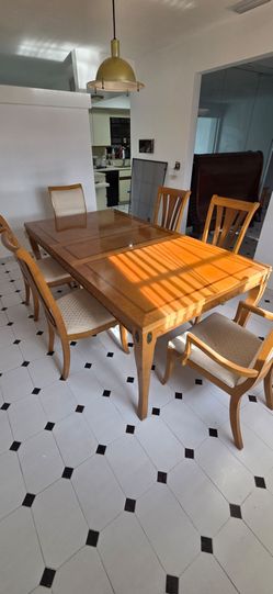Dinning room table (expandable)