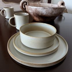 New Dinnerware set in beige. Service for 8 (32 Pieces) 8 Mugs - 8 Bowls - 8 Salad Plates - 8 Dinner Plates