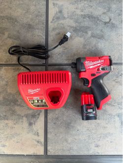 Impact Driver Fuel Kit with Charger and Battery Milwaukee M12