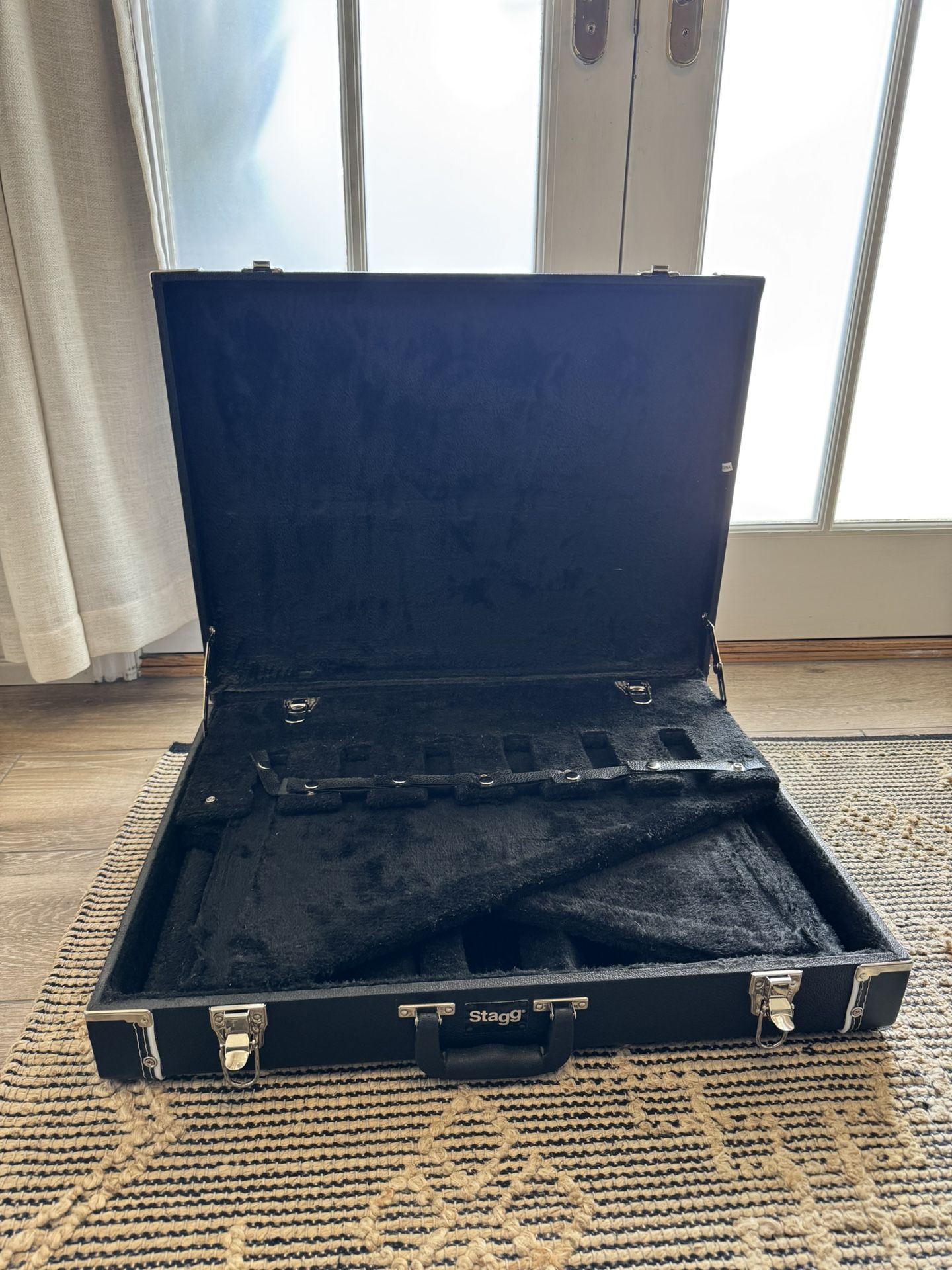 Stagg 6-Guitar & Bass Case / Stand
