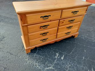 ✨ Brand Name with Storage for Days! ✨ Bassett ✨