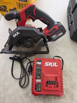 Skil Pwr Core 12v Brushless 5-1/2" Circular Saw Model Cr541801 Tool. In Excellent Condition! Battery And Charger Included!
