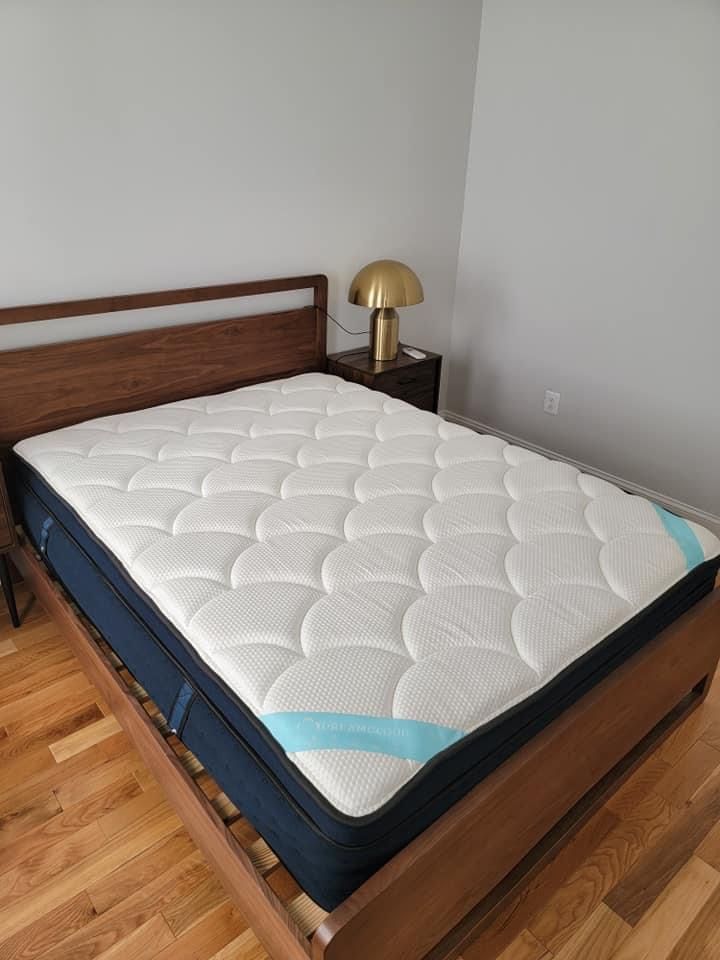 The DreamCloud Premier Mattress Size Full for Sale in Bellerose, NY