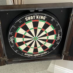 Very nice Dart board that encloses in nice wooden case. 
