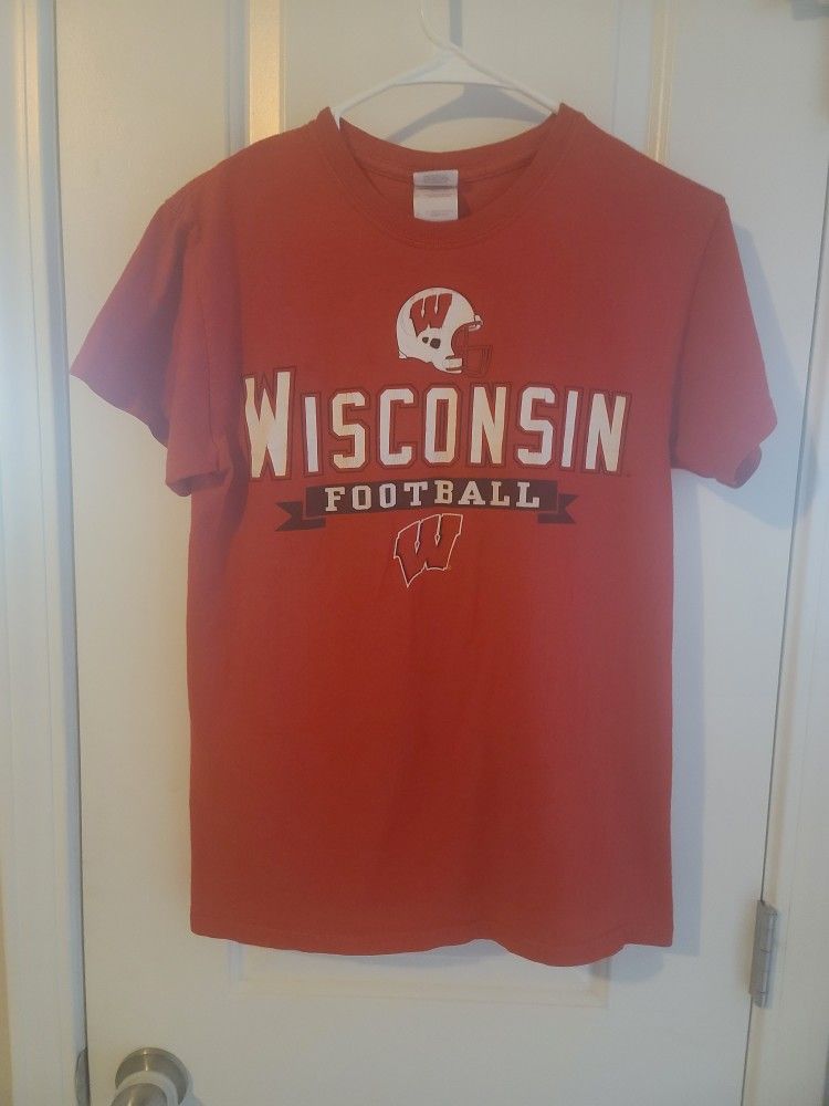 Wisconsin Badgers Sz S Red College Football Logo ther some stain on back (Ts-E3)