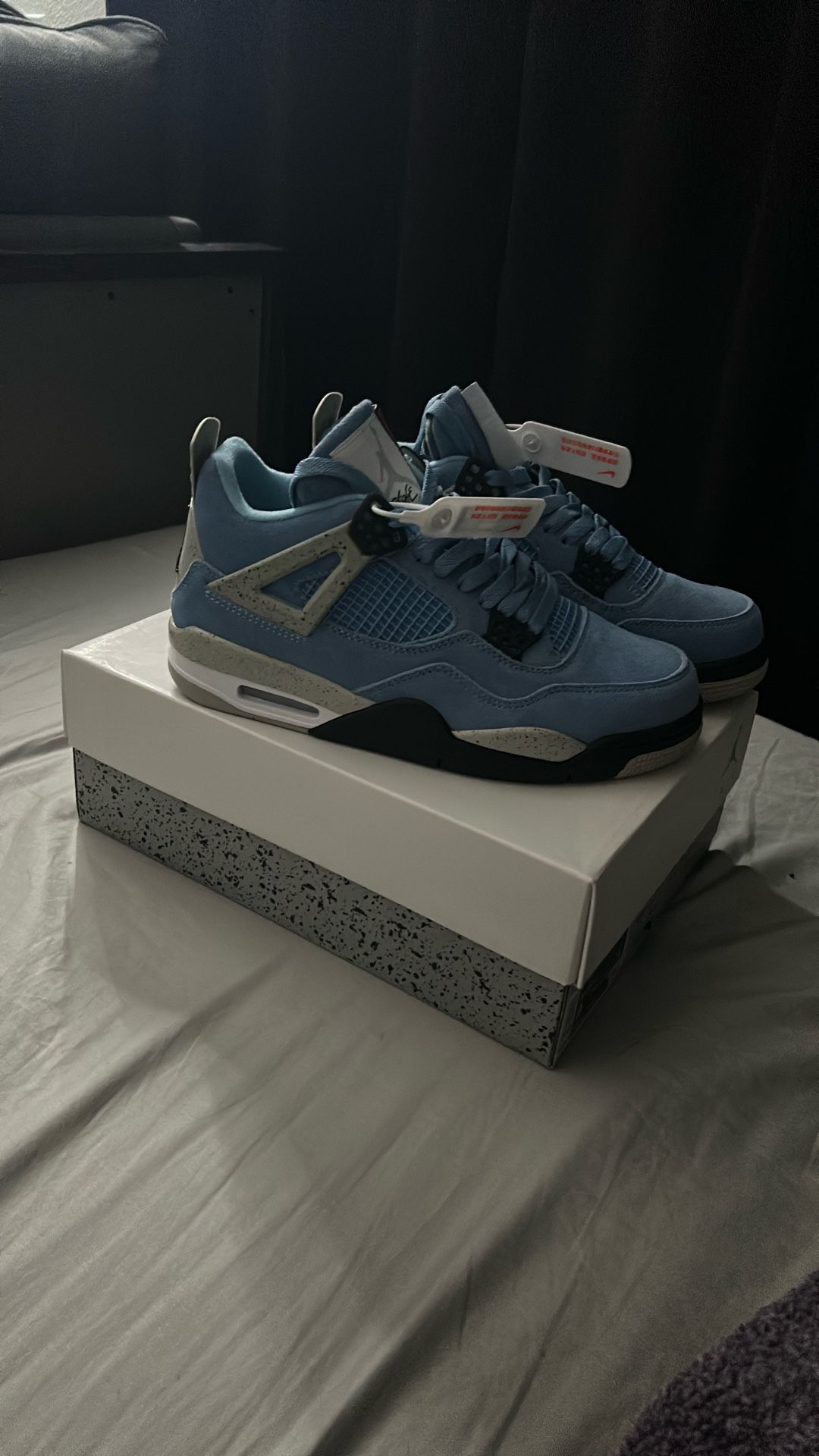 SIZE 9 AIR JORDAN 4 RETRO