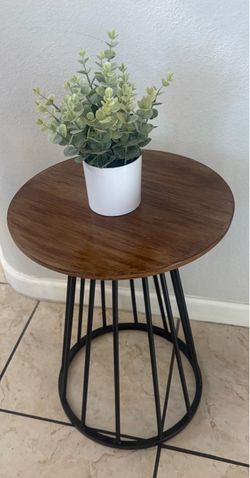 Round side table with black metal legs