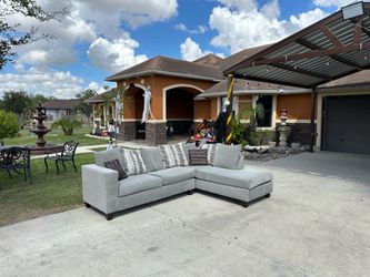 Beautiful grey sectional in great condition asking 550