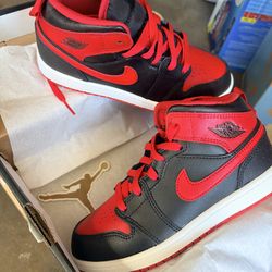 Jordan 1 Mid - Blk/Red/White NEW 1.5Y