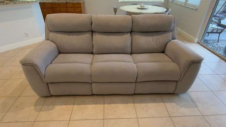 91” W MICROFIBER RECLINING SOFA – EXCELLENT CONDITION - delivery is negotiable