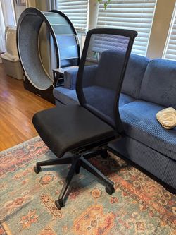 ROLLING ADJUSTABLE OFFICE CHAIR