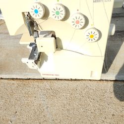 Singer Quilting Machine, Has 4 Spool Holders