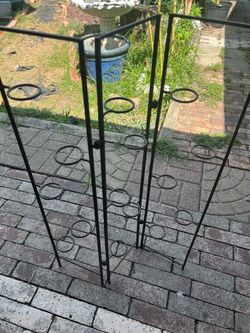 Dos candelabros de metal