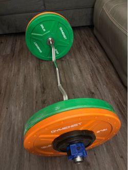 Bumper weights 2x25 and 2x15 lbs and the strength co. Metal 2x5 and 2x2.5 lbs with curl bar collar locks included