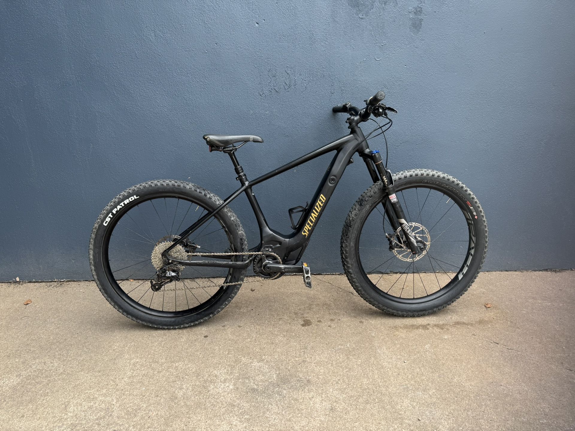 Specialized E MTB Levo electric hard tail mountain bike new battery rock shox seat dropper  M medium
